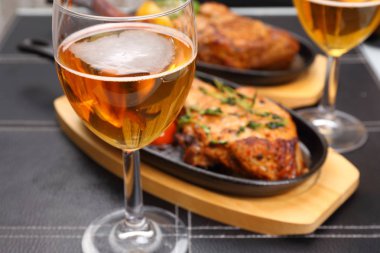 Büyük biftek ve bira cam