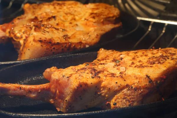 Steak im Ofen zubereiten Stockfoto