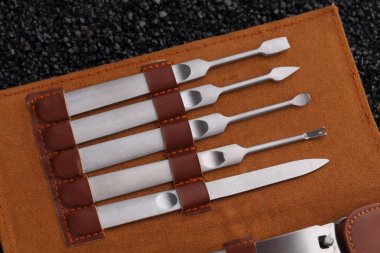 Manikür ve pedikür kümesidir