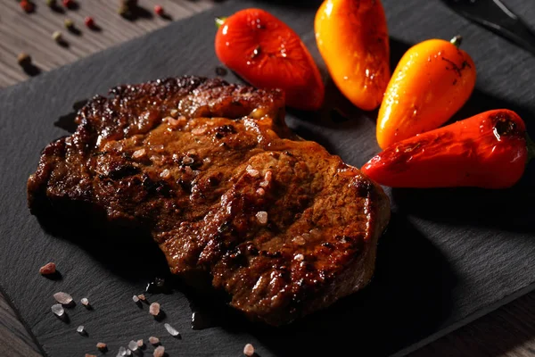 Heerlijke ribeye steak met groenten — Stockfoto