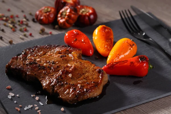 Delicioso bife de ribeye com legumes — Fotografia de Stock