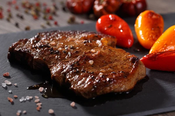 Heerlijke ribeye steak met groenten — Stockfoto