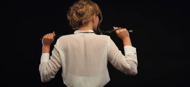 kadın deri kamçı ile