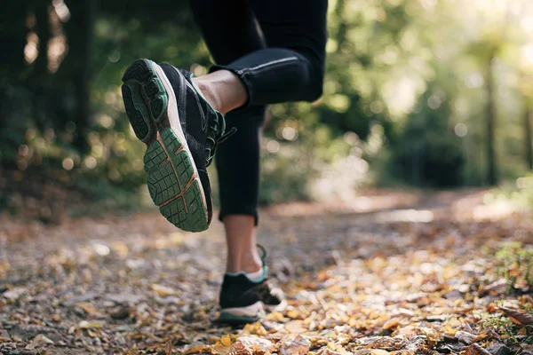 Female person running in the nature in autumn — Stock Photo, Image