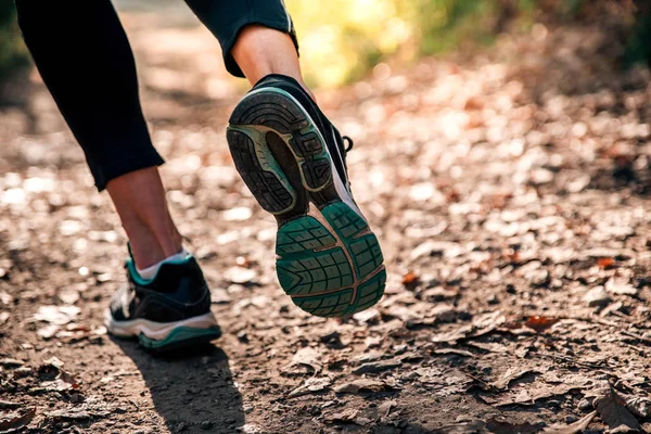 Tozlu bir patikada koşan bir koşucunun bacakları — Stok fotoğraf