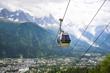 Fransa 'nın Mont Blanc bölgesinde Chamonix üzerinden giden kablo araba. 