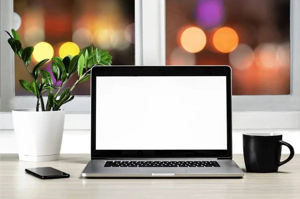 Home Office Holzschreibtisch Mit Laptop Und Telefon Gegen Das Fenster — Stockfoto