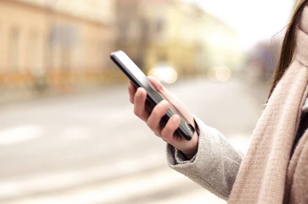 Närbild Svart Mobiltelefon Kvinnlig Hand Gatan Stan Med Suddig Bakgrund — Stockfoto