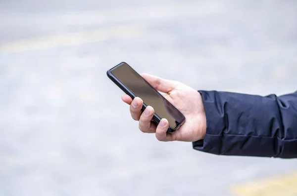 Närbild Män Hand Jacka Med Svart Smart Telefon Gatan Använda — Stockfoto