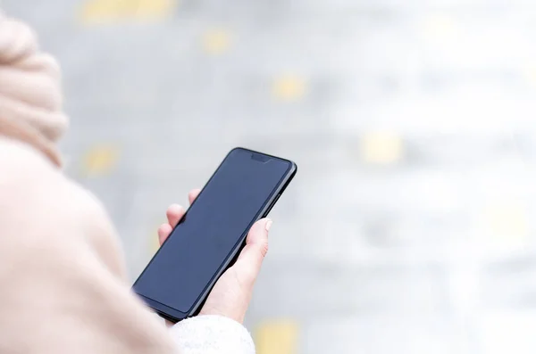 Svart Tom Smartphone Kvinnlig Hand Gatan Med Kopieringsutrymme — Stockfoto