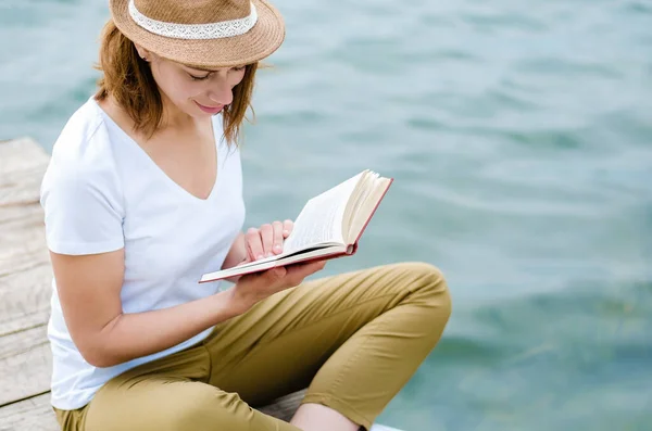 Νεαρό Κορίτσι Διαβάζει Ένα Βιβλίο Δίπλα Στη Λίμνη Κάθεται Μια — Φωτογραφία Αρχείου