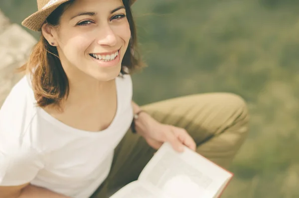 Νεαρή Κοπέλα Ένα Βιβλίο Δίπλα Στη Λίμνη Κάθεται Μια Ξύλινη — Φωτογραφία Αρχείου