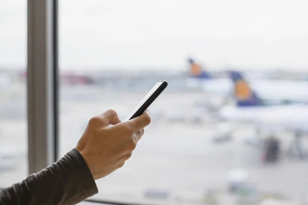 Das Telefonieren Vom Internationalen Flughafen Terminal Mit Dem Handy Und — Stockfoto