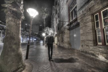 Yalnız sokakta yalnız adam