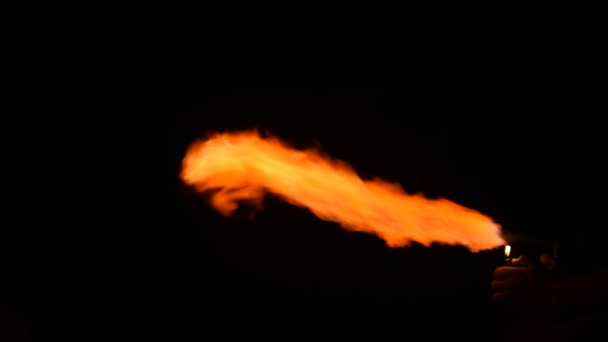 打火机被点燃 火被喷洒 60Fps — 图库视频影像