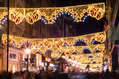 Yılbaşı/yeni yıl alışveriş kalabalığın üzerine bir kalabalık güzel dekore edilmiş ve sokakları yaktı.