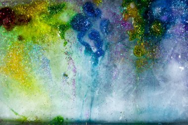 Güzel zaman atlamalı bir renk buz erir akan buz içinde sıkışmış. Yeşil çok renkli. 243