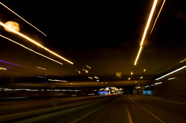 Şehir merkezinde gece 0003 sürüş sırasında uzun pozlama