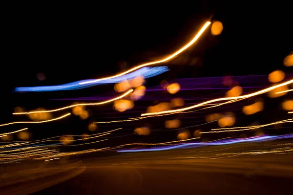 Şehir merkezinde gece 0014 sürüş sırasında uzun pozlama