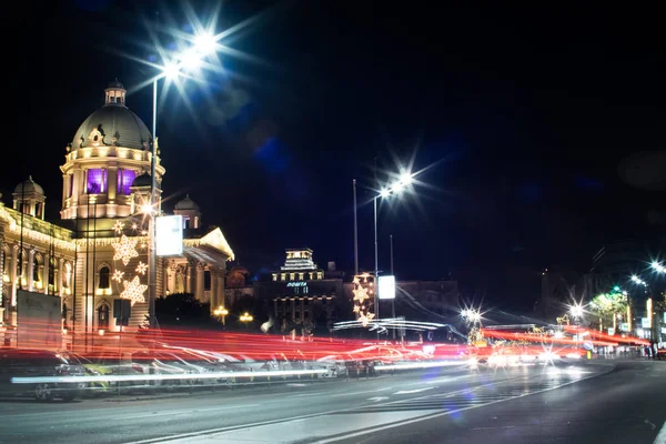 Kavşak Meydanı. Bina, Parlamento devlet. Güzel kubbe. İyi geceler. Güzel bir gece zaman atlamalı Belgrad'da bir kare. Geçen arabalar. 363