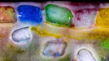 Glitter, erime ile renkli buz küpleri. Güzel, orijinal kış geçiş için mükemmel, sadece ekran geçiş modu olarak kullanın. Zaman atlamalı. 4 k 8s 25 fps