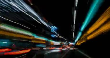 Şehir merkezinde gece sürüş. Hafif Yağmur düşmeye başlar. Hızlı hızlandırılmış.