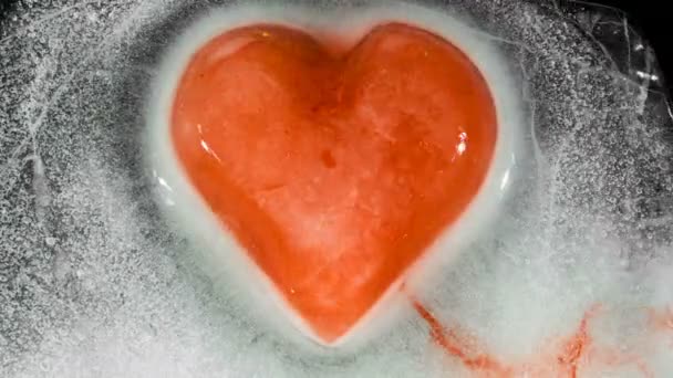 Corazón Rojo Naranja Congelado Hielo Derretimiento Sangrado 30Fps — Vídeo de stock