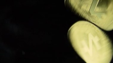 Z-Cash altın sikkesi siyah ayna yüzeyi 01 'de dönüyor.