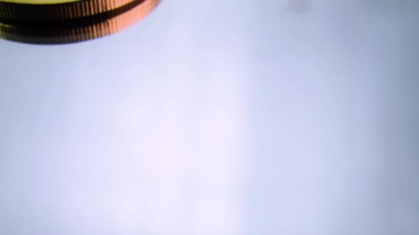 Золотая Монета Эфириума Лежащая Зеркальной Поверхности Макрокамера Путешествует — стоковое видео