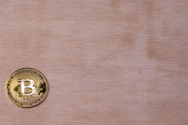 Bitcoin altın madeni para beyaz ahşap masa 02 Önemli mesajlarınız için kopyalanmış uzay.