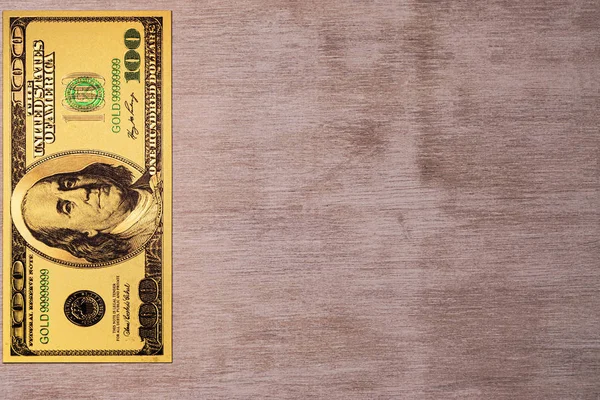Dolar banknotu. Beyaz ahşap yüzey üzerine 100 banknot altın. Önemli mesajlarınız için telif uzayı.,