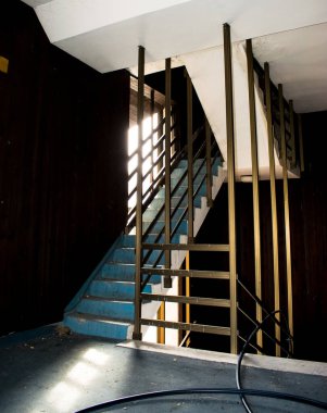 Terk edilmiş bir otelin merdivenlerinde. Duvarlarda ahşap kaplama.