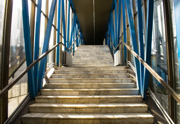 Schody Szklanej Klatce Most Łączący Dwa Budynki Podłoga Marmurowa — Zdjęcie stockowe