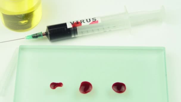 Eldiven Taşıyıcı Test Tüpü Covid19 Pozitif Test Kan Damlası Şırıngası — Stok video