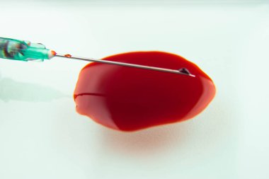 Şırınga ve kanlı şırınga örneği. Virüs bulaşmış Corona Covid 19.