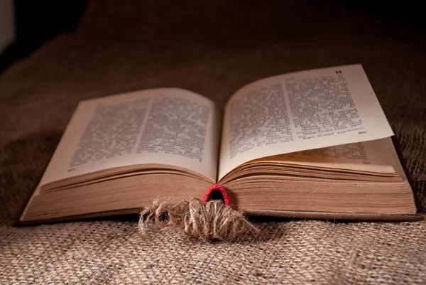 Livro Desdobrado Superfície Com Serapilheira Novelo Fios Frente Livro — Fotografia de Stock