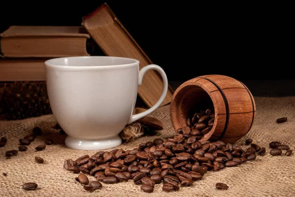 Fass Weiße Tasse Und Kaffeebohne — Stockfoto