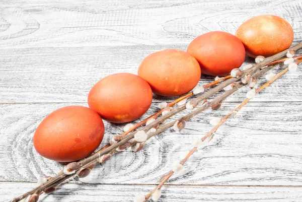 Αυγά Κλαδιά Ιτιάς Μια Ξύλινη Επιφάνεια — Φωτογραφία Αρχείου
