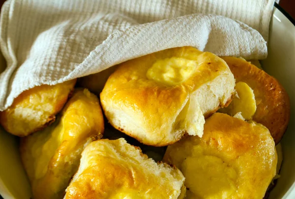 Brötchen Mit Quark Einer Tiefen Schüssel Großaufnahme Mit Tuch Bedeckt — Stockfoto