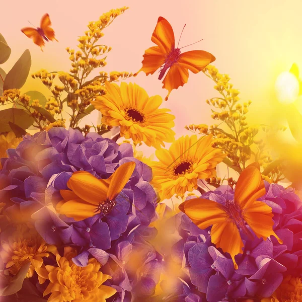 Carte florale avec des papillons assis sur des hortensias — Photo