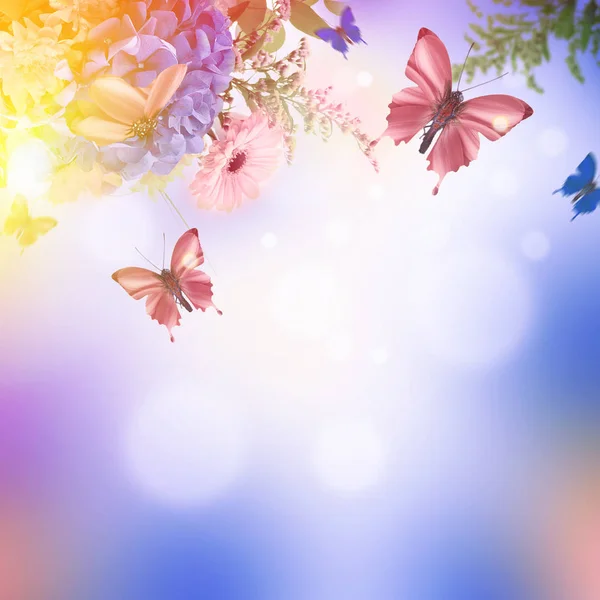 Erstaunliche Blumenkarte mit Hortensien und Schmetterlingen — Stockfoto