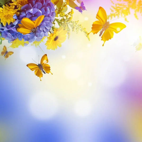 Niesamowita karta kwiatowy z hortensje i motyle — Zdjęcie stockowe