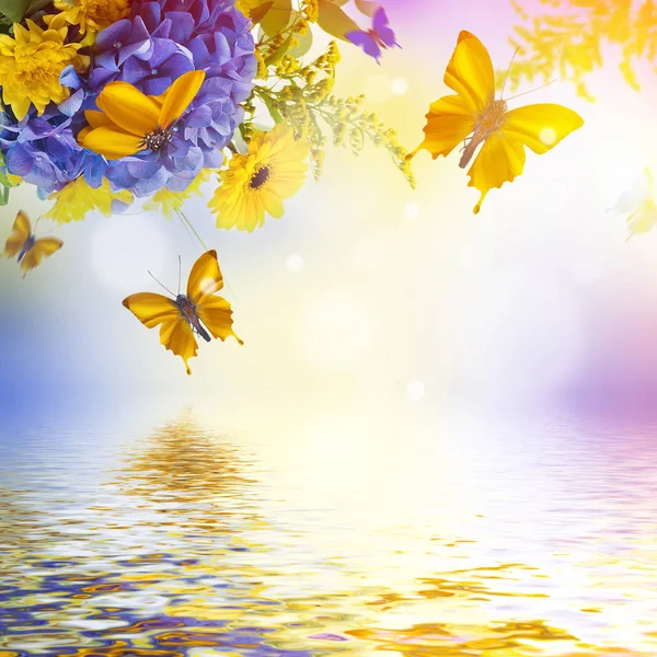 Increíble tarjeta floral con hortensias y mariposas — Foto de Stock