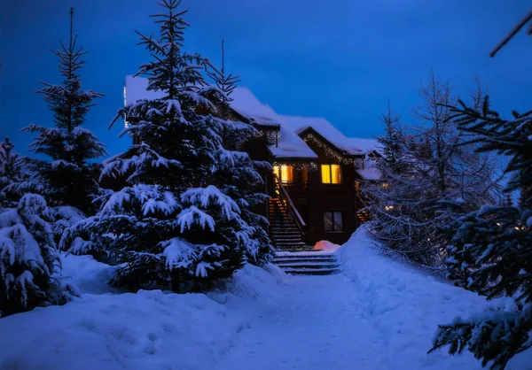 Casa de madeira decorada à noite — Fotografia de Stock