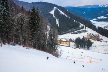 dağlarda kayak pisti üzerinde kayak kayakçı,