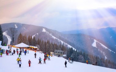 Kayakçı yamacındaki ağaçlar dağlarda çevrili