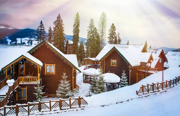 Holzhäuser umgeben von schneebedeckten Bäumen — Stockfoto