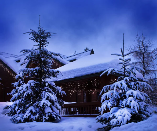 Uma casa de conto de fadas na floresta entre os abetos cobertos de neve — Fotografia de Stock