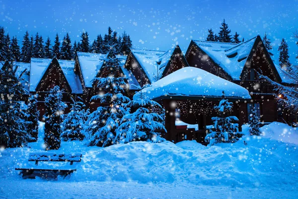 Una casa de cuento de hadas en el bosque entre los abetos cubiertos de nieve — Foto de Stock