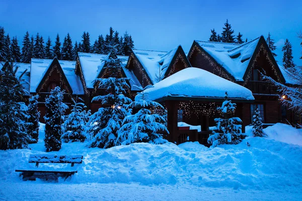 Ένα παραμυθένιο σπίτι μέσα στο δάσος ανάμεσα στα χιονισμένα έλατα — Φωτογραφία Αρχείου
